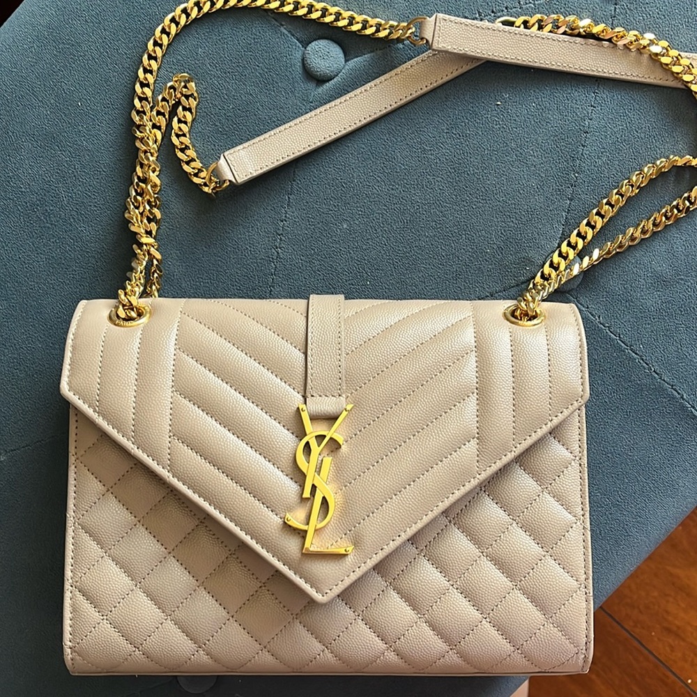 Saint Laurent Envelope patent leather crossbody bag
Never worn
Beige
